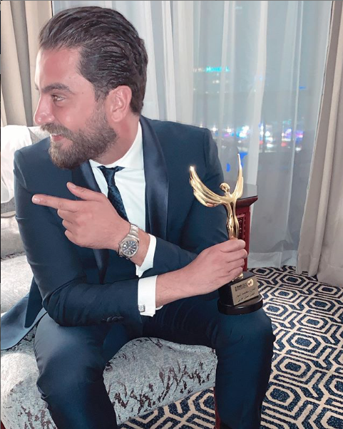 البدلة الأنيقة باللون الكحلي بستايل فاخر وراقي