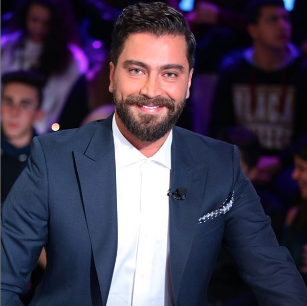 أناقة ورقي بالبدلة الكحلية مع القميص الأبيض ومنديل الجيب
