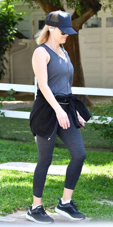 موضة الليغينغ الضيق والقصير تألقت به REESE WITHERSPOON مع الحذاء الرياضي المسطح