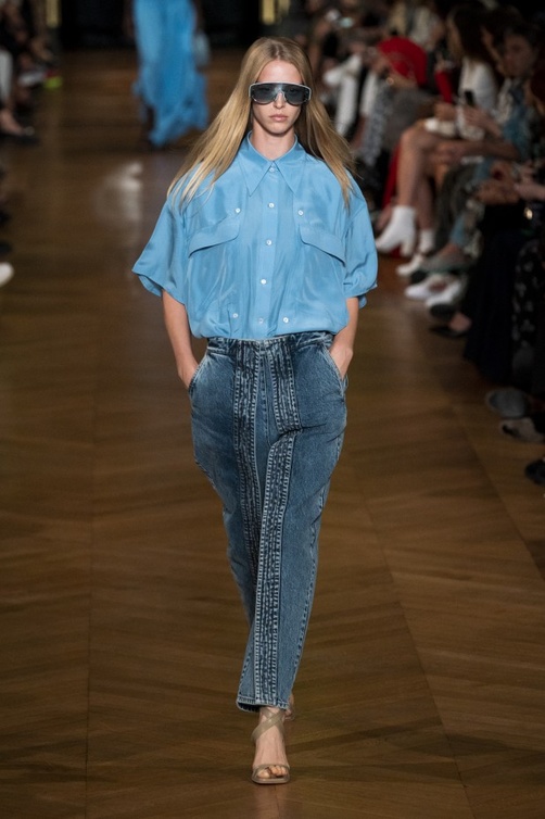 تفاصيل أنيقة على السروال من تصميم Stella McCartney