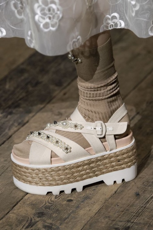 صنادل القش احدث موضة في صيف 2020 من Simone Rocha