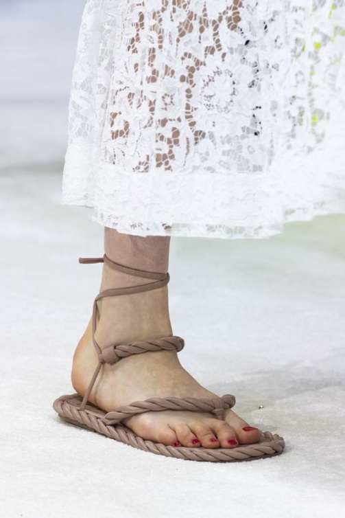 صنادل القش احدث موضة في صيف 2020 من Valentino
