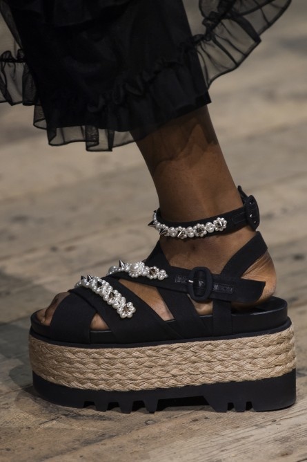 صنادل القش مع اللؤلؤ احدث موضة في صيف 2020 من Simone Rocha