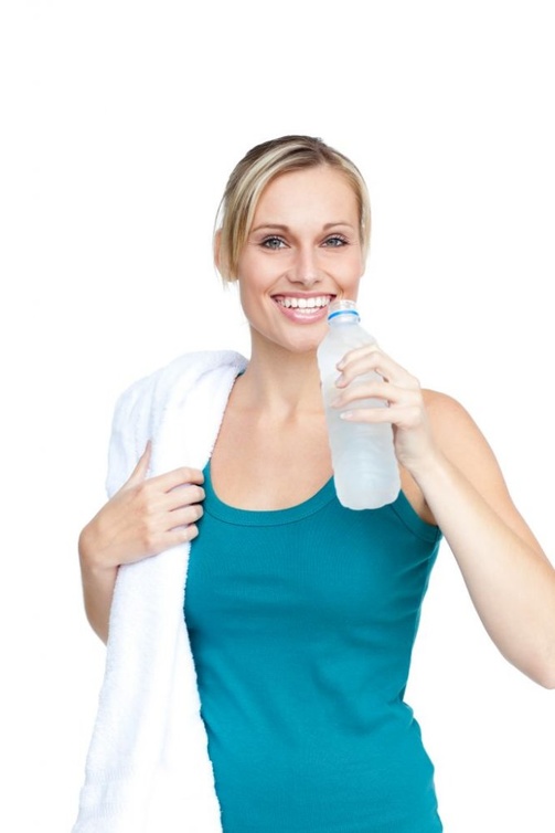 الرياضة البسيطة وشرب الماء لتجنب زيادة الوزن اثناء الحجر المنزلي