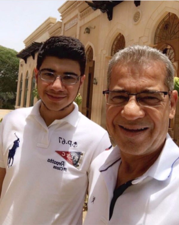 مصطفى الآغا مع نجله