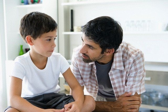 تعامل الآباء بمرونة ولين مع الأبناء يساهم في نجاح الصداقة بينهم