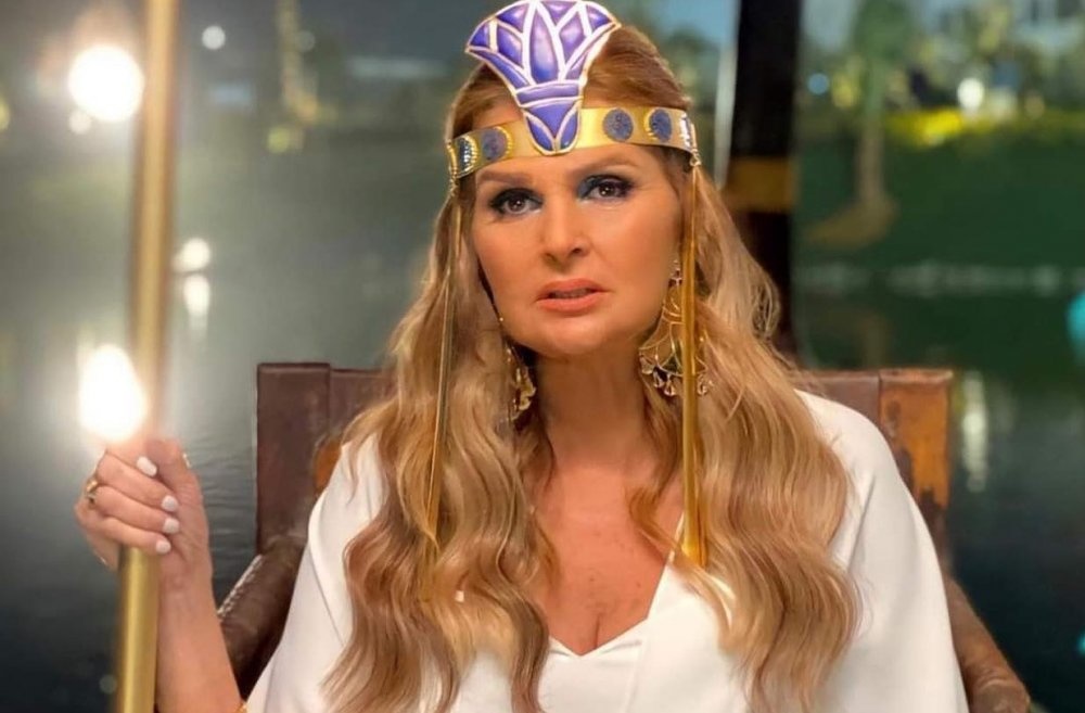 اطلالة يسرا في  في حفل موكب المومياوات الملكية