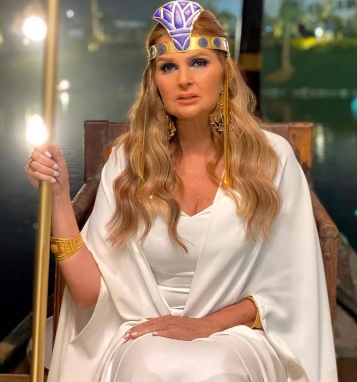 يسرا زينت شعرها التاج الفرعوني