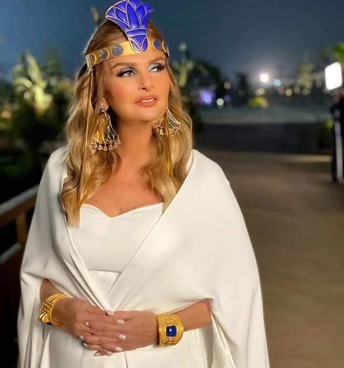 نسقت يسرا مع إطلالتها مجوهرات فرعونية مكونة من تاج ذهبي، أقراط كبيرة وأساور في اليدين