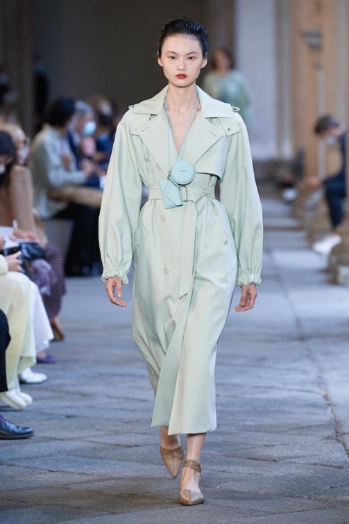 المعطف الربيعي الراقي بتصميم أنيق بالأخضر الباستيلي من Max Mara 