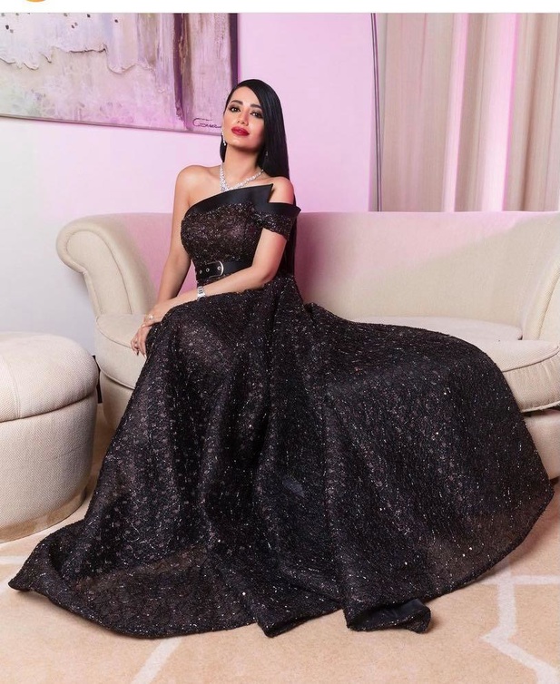 اطلالات رحمة رياض بفستان سهرة براق مكشوف الاكتاف DAISE SHAAR