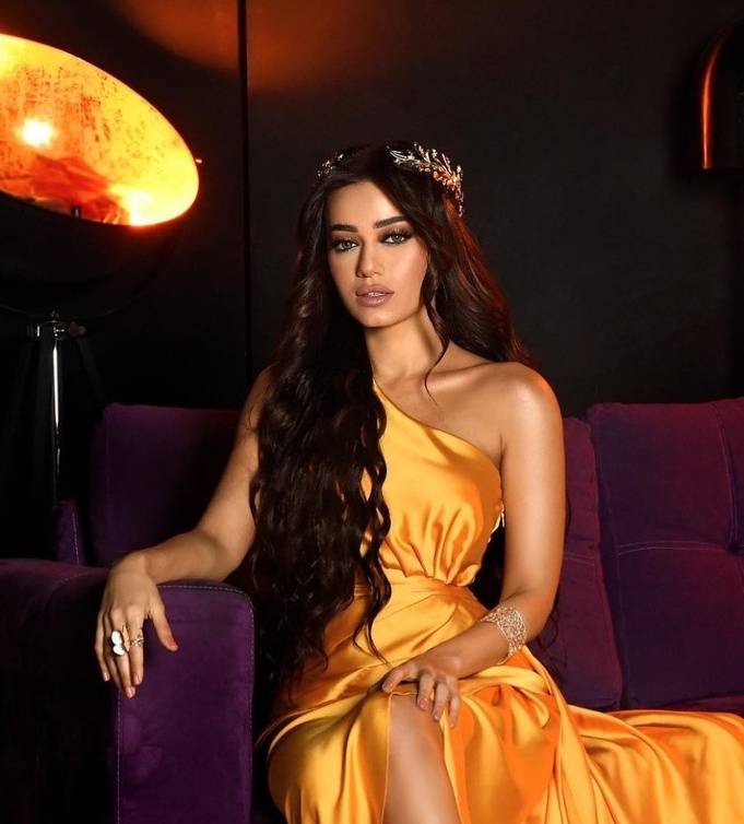 رحمة رياض بالشعر الطويل مع التاج الذهبي