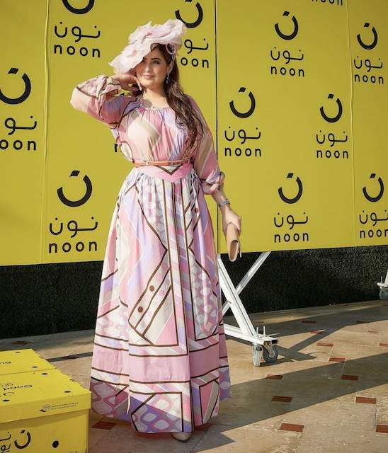 فستان ماكسي بدرجات اللون الزهري اختارته رؤى الصبان