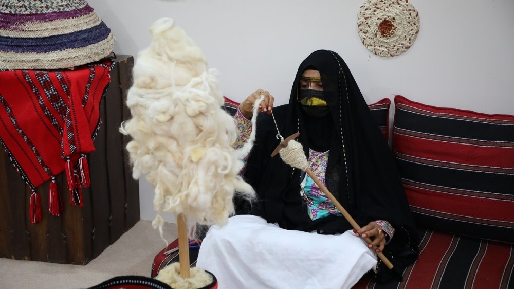 حياكة السدو.. تصاميم ساحرة وألوان خلابة لأحد أهم الفنون الحرفية بالإمارات