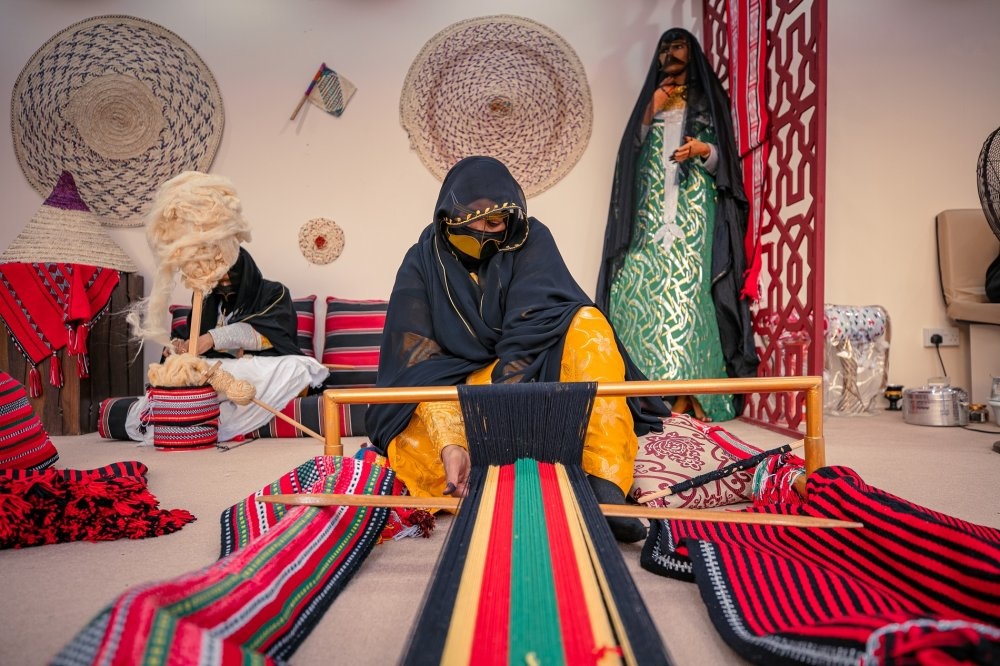 حياكة السدو فن أصيل إماراتي 