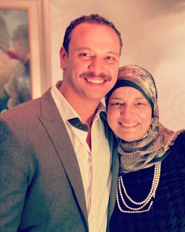 أحمد خالد صالح ووالدته