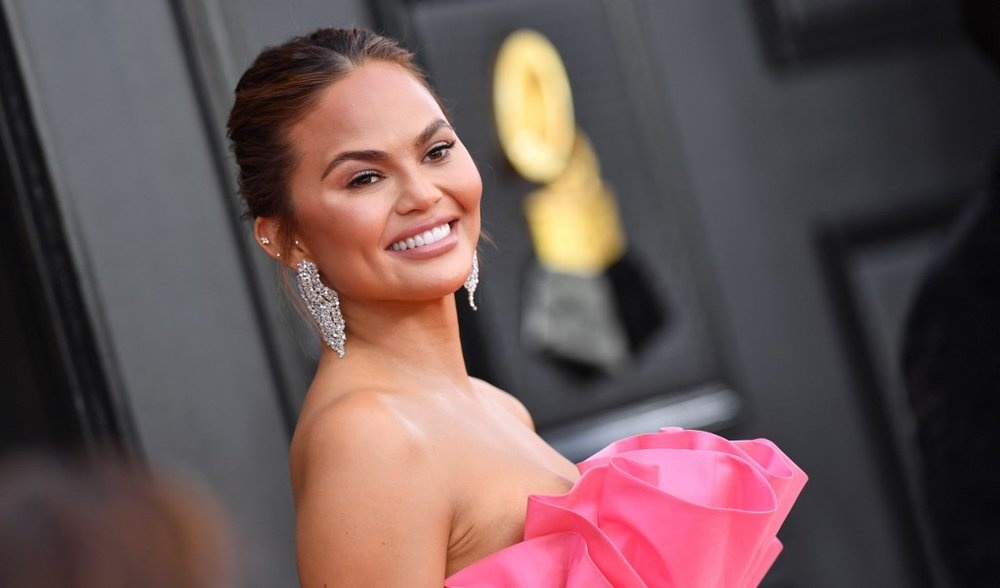 اطلالة Chrissy Teigen بمكياج طبيعي ومشرق