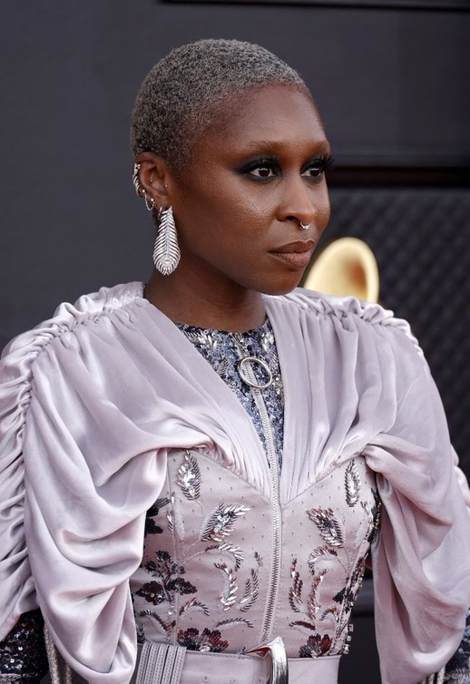 اطلالة Cynthia Erivo بمكساج سموكي عريض