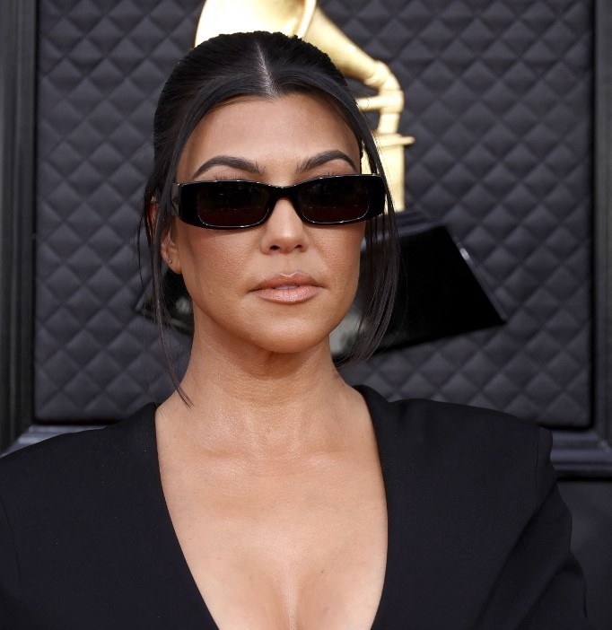 اطلالة Kourtney Kardashian ناعمة مع النظارات الجريئة