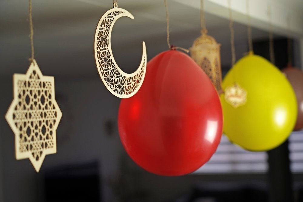 اكسسوارات تتدلى من السقف احتفالا بشهر رمضان