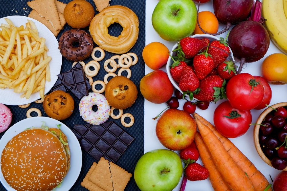 تناول الاطعمة الصحية وتجنب الاطعمة الغنية بالاملاح والسكريات