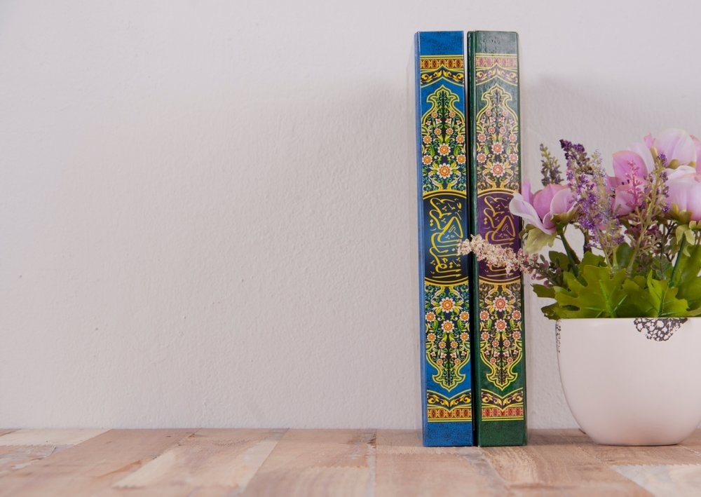حوض من الزهور وكتب القرآن الكريم لديكورات شهر رمضان