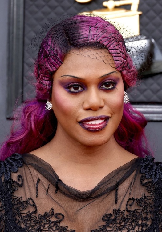 مكياج بنفسجي قوي وجريء بأسلوب Laverne Cox