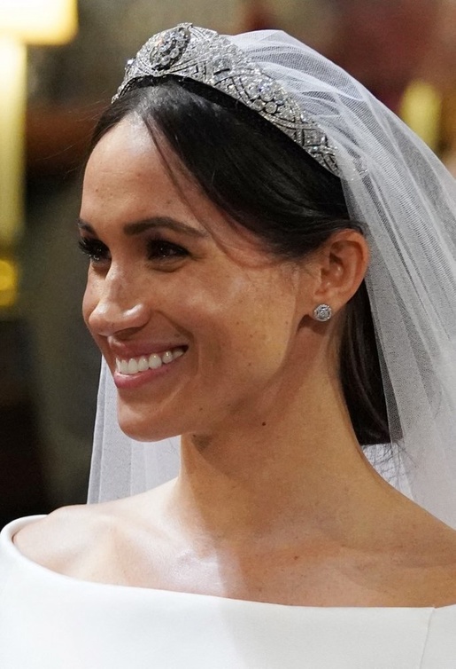 ميغان ماركل تتألق بتاج Queen Mary Diamond Bandeau Tiara من المجوهرات الملكية المرصعة بالألماس