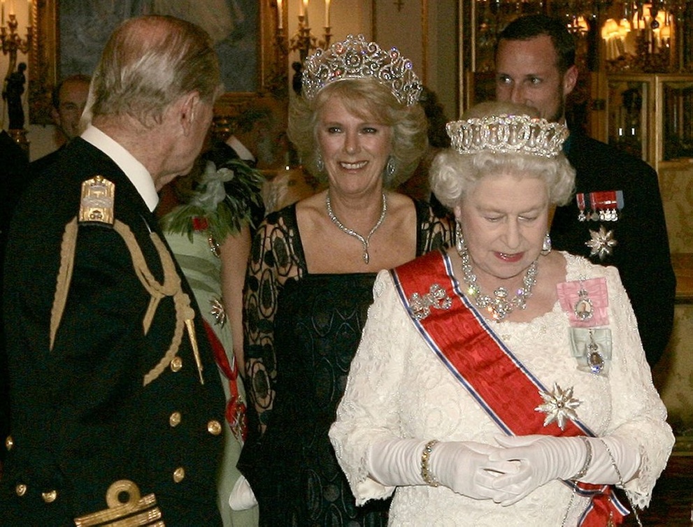 كاميلا باركر ترتدي تاج The Delhi Durbar Tiara وهو من أشهر التيجان الملكية المرصعة بالألماس