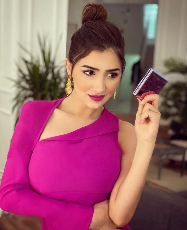 تسريحة شعر الكعكة المرفوعة من وحي بطلة مسلسل رانيا وسكينة