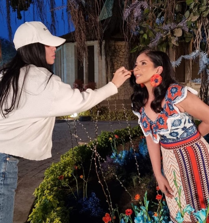 منى زكي في كواليس مكياجها ضمن اعلان رمضانا ربيع