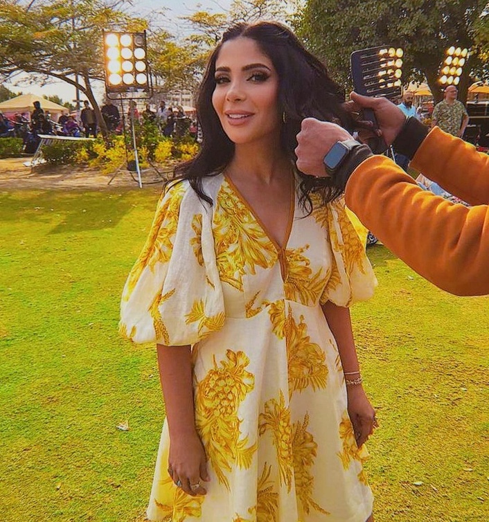 منى زكي في كواليس تسريحة شعرها ضمن اعلان رمضانا ربيع