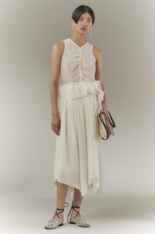 موديلات تنانير غير مستقيمة لإطلالة شبابية في صيف 2022 من دار 3.1 Phillip Lim