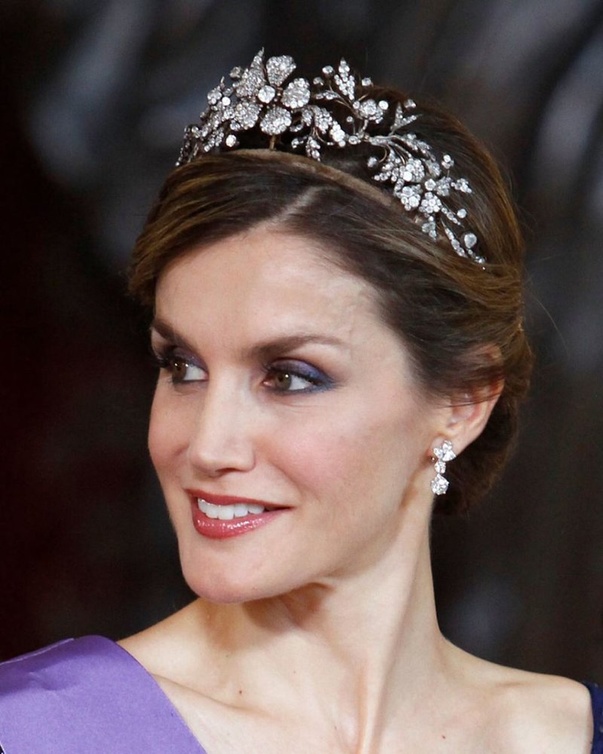 ليتيزيا ملكة إسبانيا تتألق بتاج The Spanish Floral Tiara المرصع بحجر الألماس