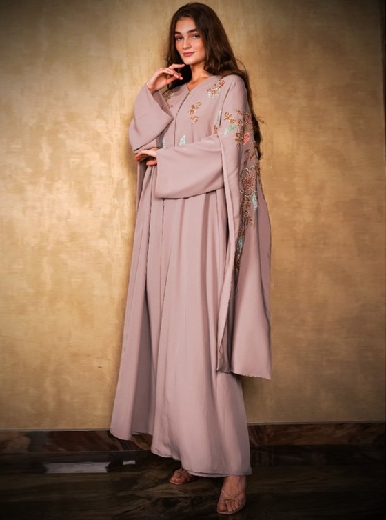 الزهري الأنثوي بعباية فاخرة مع تطريزات الورود الملوّنة من Aljawhara Couture