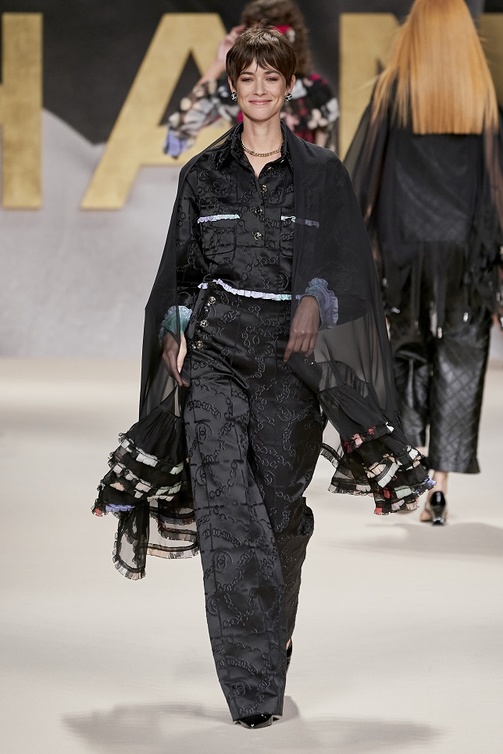 تنسيق لوك رمضاني بأسلوب الطقم من CHANEL