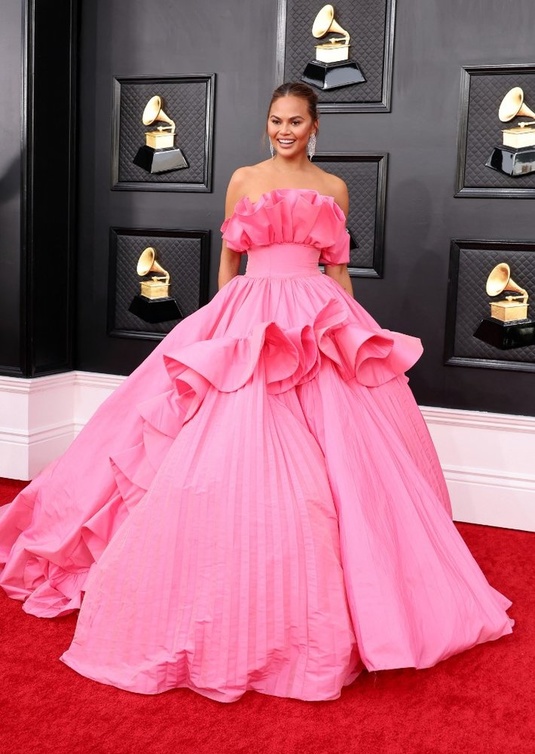 Chrissy Teigen بفستان من Nicole + Felicia
