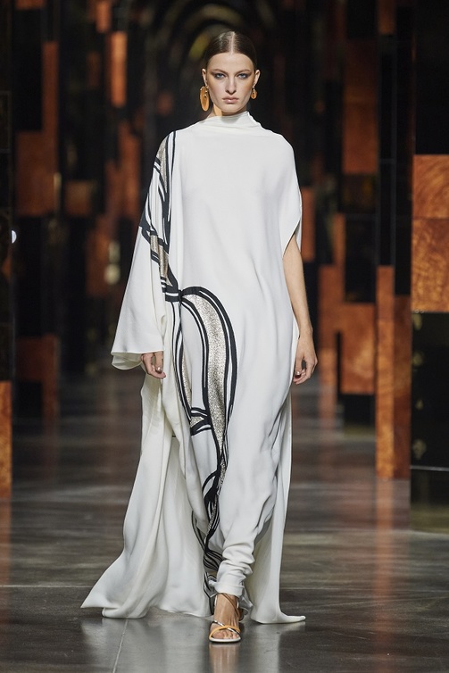 تنسيق لوك رمضاني بأسلوب الفستان الواسع الطويل من Fendi
