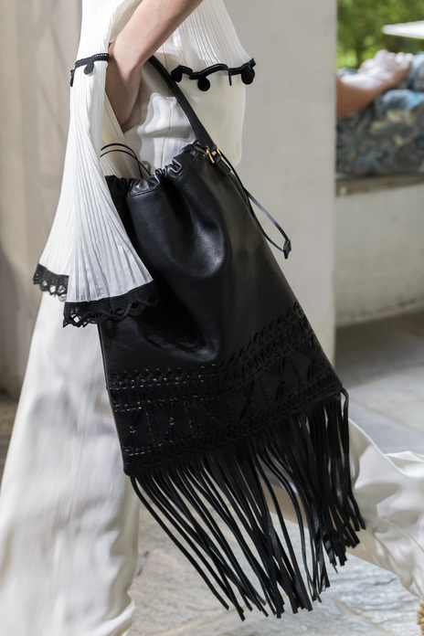 حقيبة على شكل دلو من Alberta Ferretti