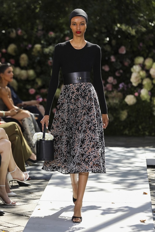 تنسيق لوك رمضاني بالتنورة الميدي من Michael Kors
