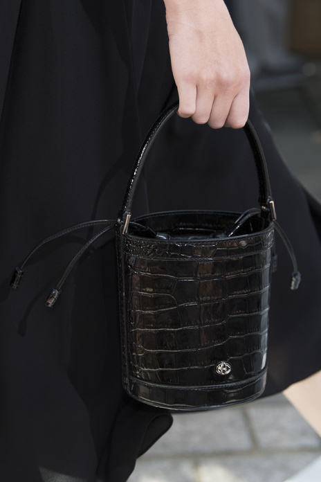 حقيبة على شكل دلو من Michael Kors