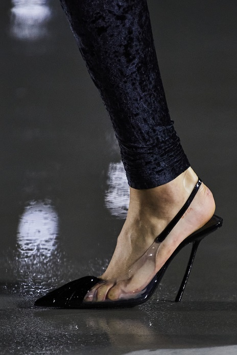 موديلات أحذية أنيقة باللّون الأسود من Saint laurent