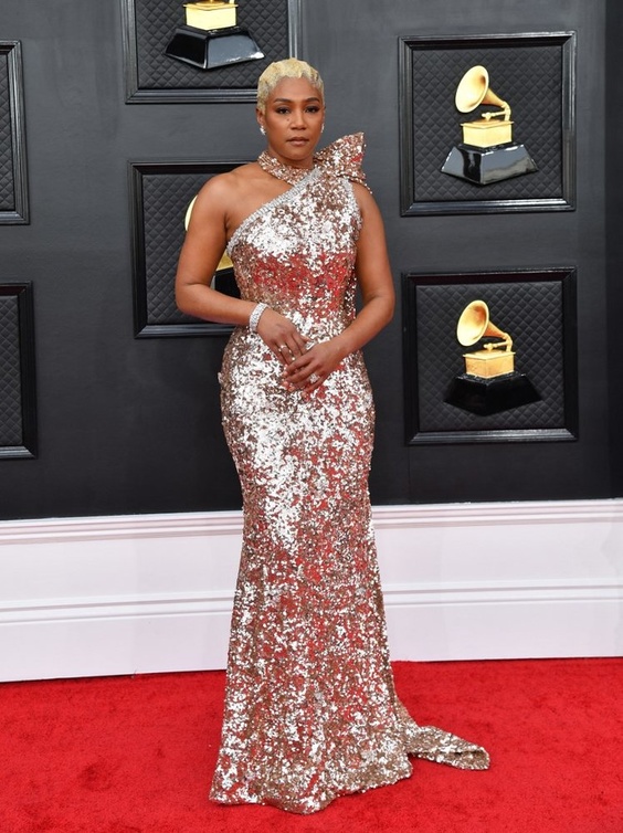 Tiffany Haddish أطلت بالترتر الذهبي بتصميم Prada