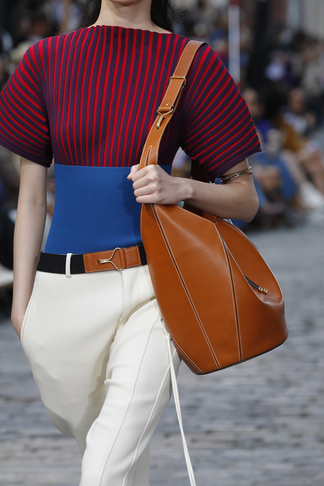حقيبة على شكل دلو من Tory Burch