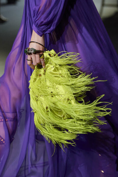 حقيبة على شكل دلو من Valentino