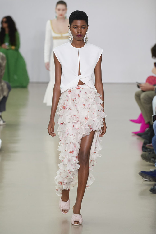 موديلات تنانير غير مستقيمة مع الكشكش الهندسي والمطبع من دار Giambattista Valli