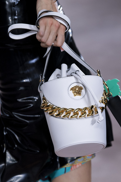 حقيبة على شكل دلو من Versace