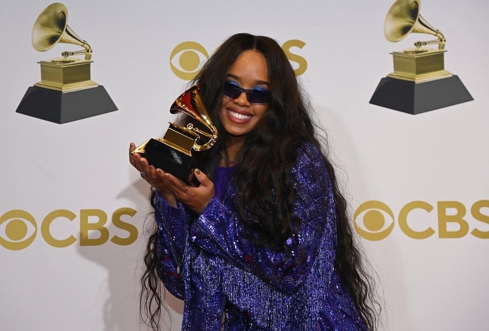 أُقيم أمس حفل توزيع جوائز جرامي Grammy في دورته الـ 64