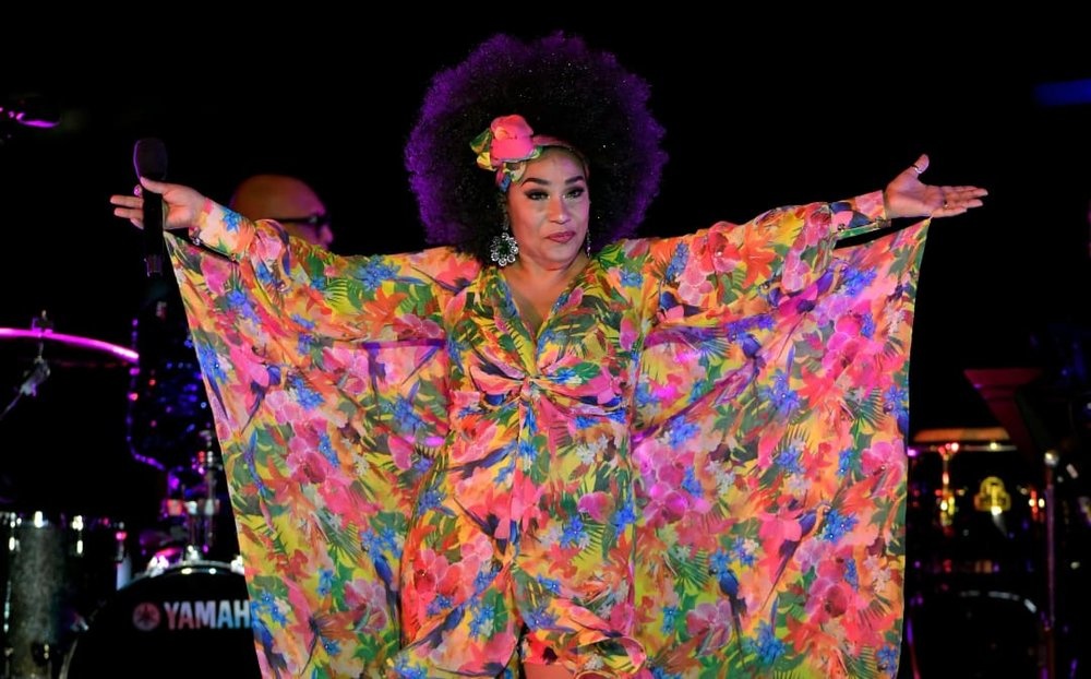 ستايل الفساتين المطبوعة بالزهور في حفل جرامي