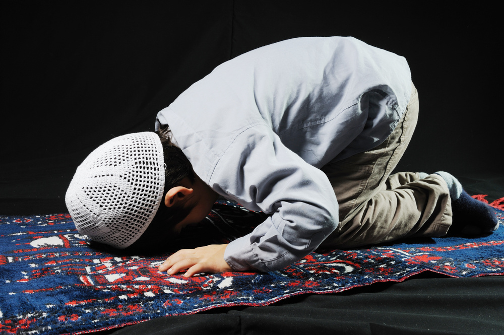 تعويد الطفل على الصلاة اهم ادوار الام والاب